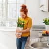 Frau hält Tulpen