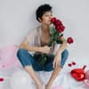 Frau mit Rosen in der Hand am Valentinstag