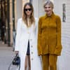 Frauen im Cord-Outfit
