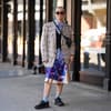 Frau in buntem Blazer