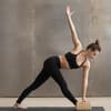 Frau benutzt Yogablock