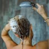 Frau unter der Dusche