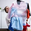 Frau mistet aus