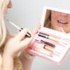Frau trägt Lipgloss auf