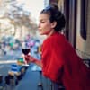 Frau mit Wein auf Balkon