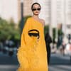 Frau trägt gelbes Kleid