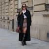 Frau trägt Ledertrenchcoat
