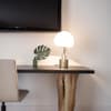 Lampe auf Tisch