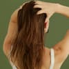 Frau mit fettigen Haaren