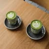 Zwei Tassen mit Matcha Latte