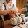 Frau bastelt Osterkörbchen
