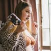 Frau mit Paddle Brush