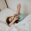 Frau schläft im Bett