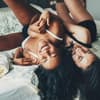 Zwei Frauen im Bett