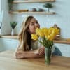 Frau mit gelben Tulpen