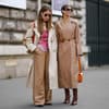 Zwei Frauen im Trenchcoat