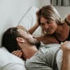 Frau und Mann im Bett