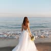Frau mit Boho Hochzeitsfrisur
