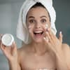 Frau trägt Creme auf