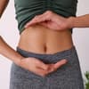 Frau mit Händen am Bauch
