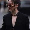 Frau mit Statement-Schmuck