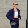 Frau mit Blazer