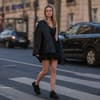 Streetstyle mit schwarzem Minikleid
