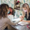 Frau im Nagelsalon