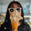 Frau isst Nicecream