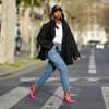 Frau in Blazer und Jeans