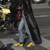 Frau mit gelben Sneakern