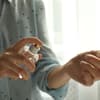 Frau trägt Duft auf
