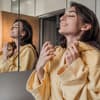 Frau nutzt Parfum