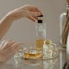 Parfum auf einem Tablett