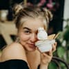 Frau mit Eis 