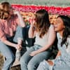Frauen lachen auf Parkbank