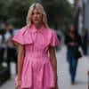 Devon Windsor trägt ein pinkfarbenes Kleid
