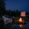 Draußen Outdoor Kino mit Feuer und Beamer