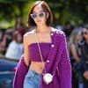 Frau trägt Cropped Blazer