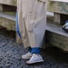 Frau trögt graue Sneaker