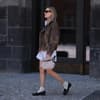 Streetstyle weiße Bluse und Jacke