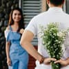 Dating Tipps: Junger Mann hat Blumen für sie
