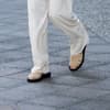 Frau mit beigen Sandalen