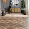 Wohnzimmer mit Holz und Schränken und Tisch