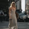 Frau in einem beigen Strickkleid