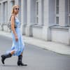 Frau trägt Kleid und Cowboyboots