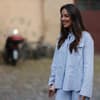 Janina Uhse Streetstyle 2021 trägt blaues Shirt und Hose
