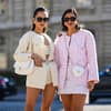 2 Frauen im schicken Chanel-Set 