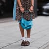 Eine Frau trägt Loafer zum Dirndl