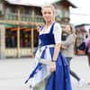 Frau in blauem Dirndl